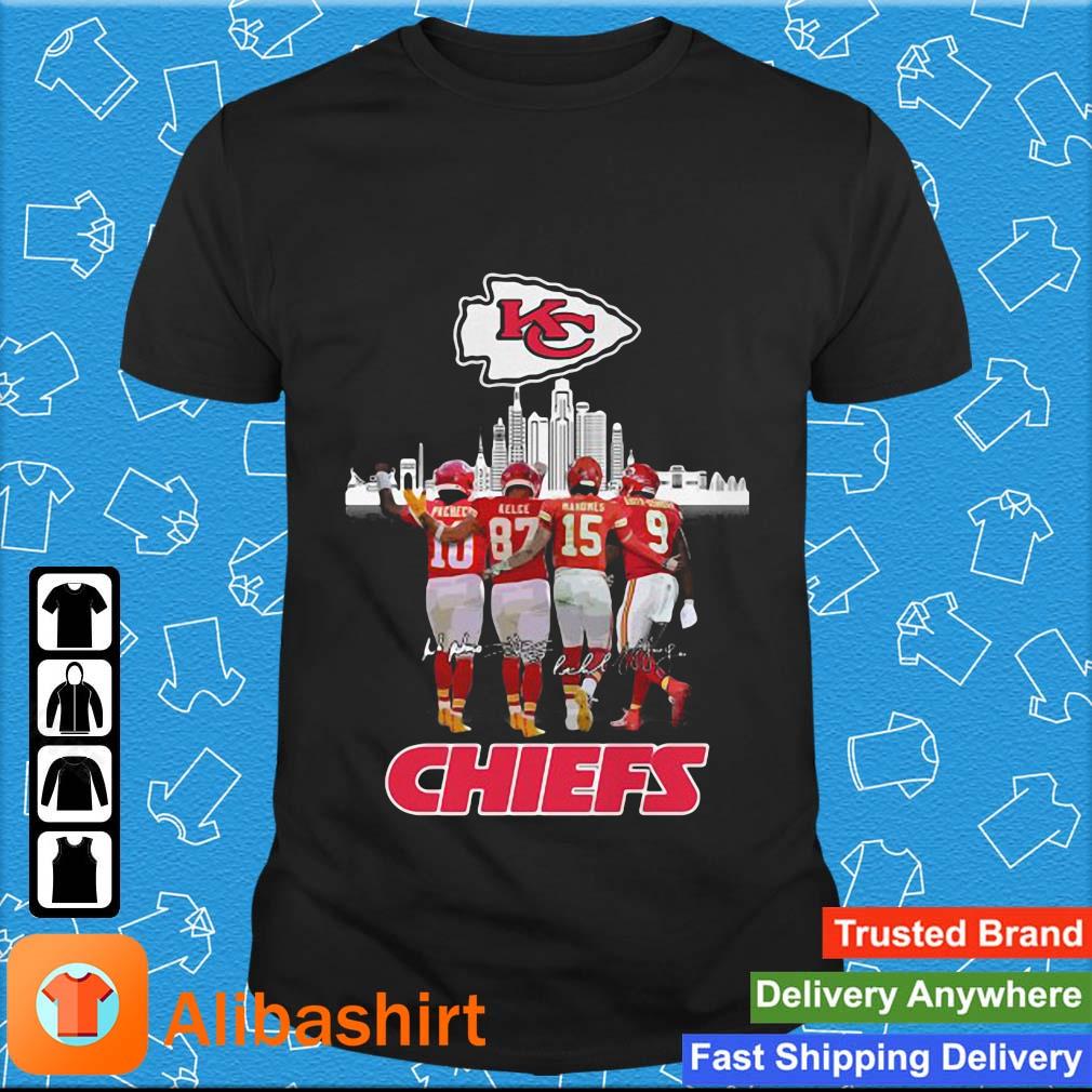 Kansas City Chiefs Skyline Isiah Pacheco Travis Kelce Patrick Mahomes Ii  And Juju Smith-schuster Signatures 2023 T-Shirt - REVER LAVIE